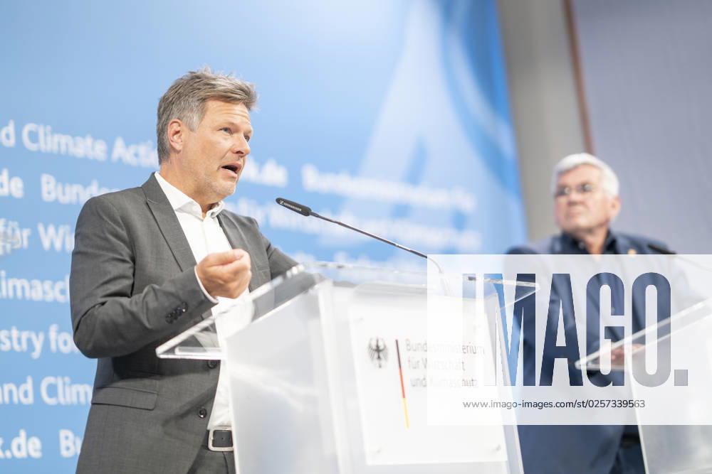 Pressestatement Energiestrompreis im Bundeswirtschaftsministerium Jörg Hofmann, Erster Vorsitzender Gewerkschaft IG Metall, mit Robert Habeck, Bundeswirtschaftsminister (links);Pressestatement Energiestrompreis im Bundeswirtschaftsministerium Jörg Hofmann, Erster Vorsitzender Gewerkschaft IG Metall, mit Robert Habeck, Bundeswirtschaftsminister (links), Berlin Berlin Deutschland BMWK