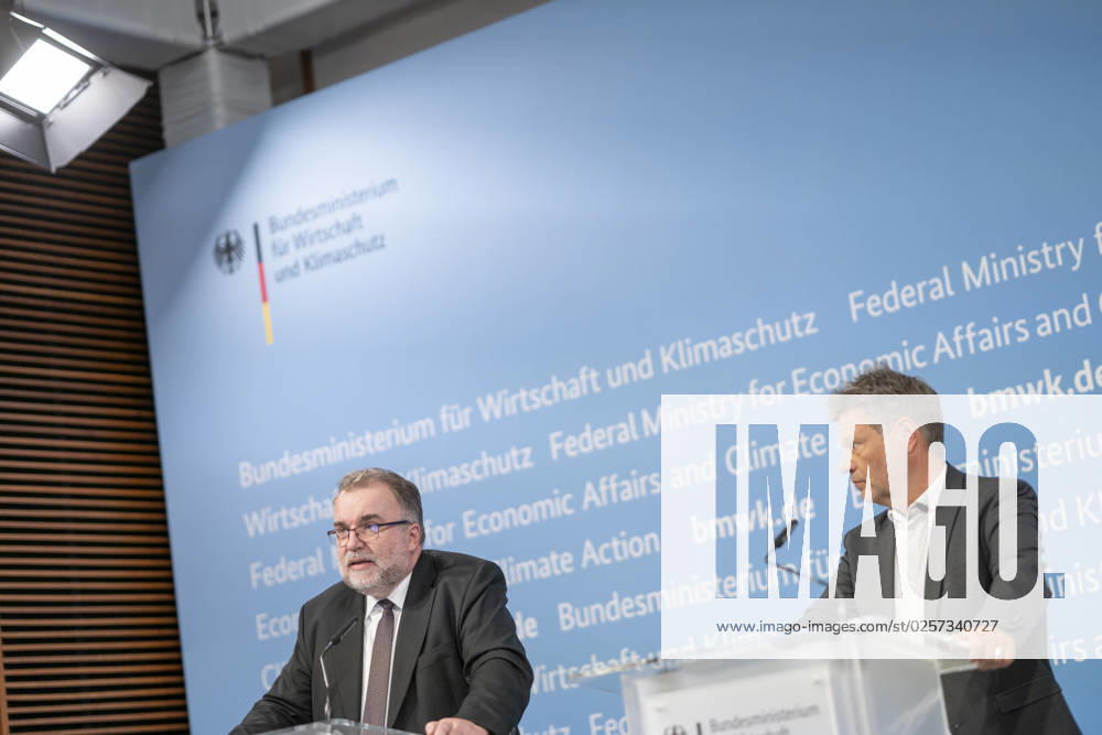 Pressestatement Energiestrompreis im Bundeswirtschaftsministerium Prof. Dr.-Ing. Siegfried Russwurm, Präsident Bundesverband der Deutschen Industrie BDI, mit Robert Habeck, Bundeswirtschaftsminister (rechts);Pressestatement Energiestrompreis im Bundeswirtschaftsministerium Prof. Dr.-Ing. Siegfried Russwurm, Präsident Bundesverband der Deutschen Industrie BDI, mit Robert Habeck, Bundeswirtschaftsminister (rechts), Berlin Berlin Deutschland BMWK