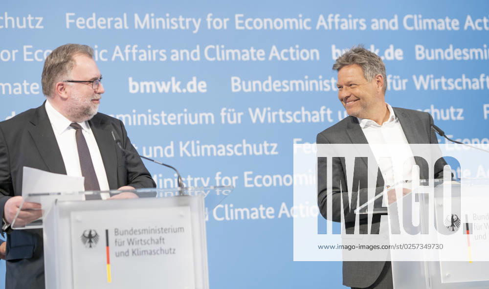 Pressestatement Energiestrompreis im Bundeswirtschaftsministerium Prof. Dr.-Ing. Siegfried Russwurm, Präsident Bundesverband der Deutschen Industrie BDI, mit Robert Habeck, Bundeswirtschaftsminister (rechts);Pressestatement Energiestrompreis im Bundeswirtschaftsministerium Prof. Dr.-Ing. Siegfried Russwurm, Präsident Bundesverband der Deutschen Industrie BDI, mit Robert Habeck, Bundeswirtschaftsminister (rechts), Berlin Berlin Deutschland BMWK