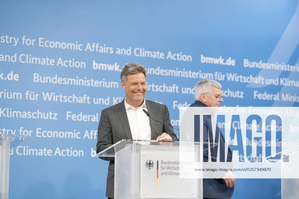 Pressestatement Energiestrompreis im Bundeswirtschaftsministerium Jörg Hofmann, Erster Vorsitzender Gewerkschaft IG Metall, mit Robert Habeck, Bundeswirtschaftsminister (links);Pressestatement Energiestrompreis im Bundeswirtschaftsministerium Jörg Hofmann, Erster Vorsitzender Gewerkschaft IG Metall, mit Robert Habeck, Bundeswirtschaftsminister (links), Berlin Berlin Deutschland BMWK