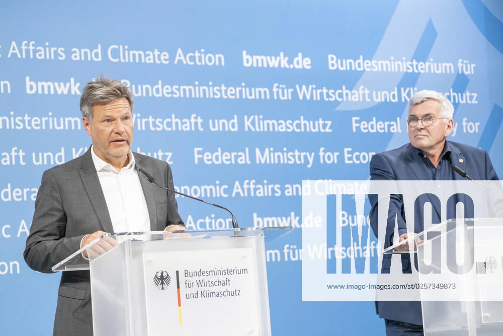 Pressestatement Energiestrompreis im Bundeswirtschaftsministerium Jörg Hofmann, Erster Vorsitzender Gewerkschaft IG Metall, mit Robert Habeck, Bundeswirtschaftsminister (links);Pressestatement Energiestrompreis im Bundeswirtschaftsministerium Jörg Hofmann, Erster Vorsitzender Gewerkschaft IG Metall, mit Robert Habeck, Bundeswirtschaftsminister (links), Berlin Berlin Deutschland BMWK