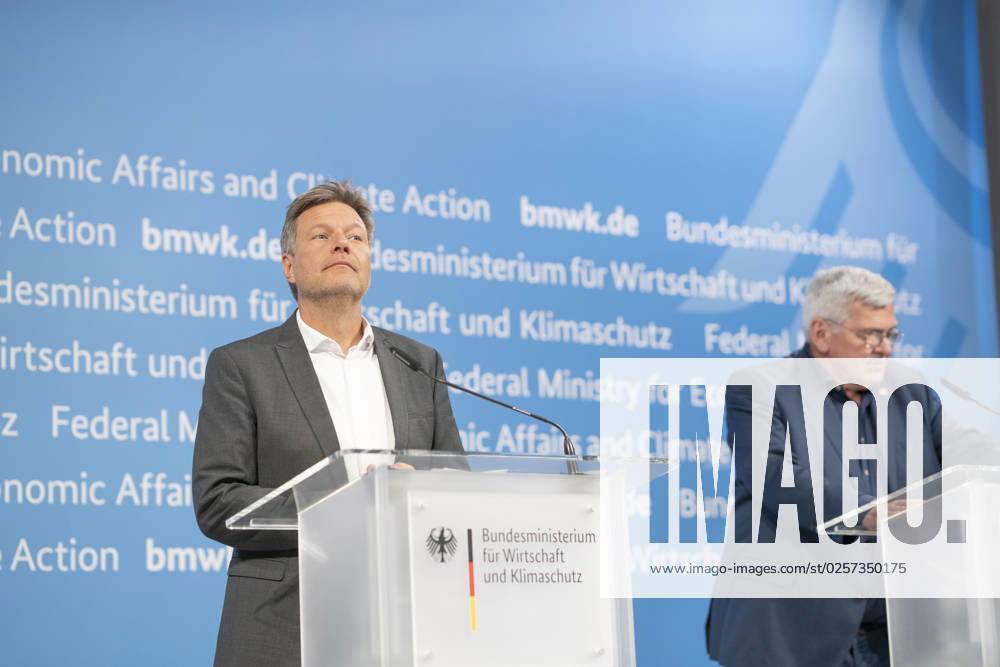 Pressestatement Energiestrompreis im Bundeswirtschaftsministerium Jörg Hofmann, Erster Vorsitzender Gewerkschaft IG Metall, mit Robert Habeck, Bundeswirtschaftsminister (links);Pressestatement Energiestrompreis im Bundeswirtschaftsministerium Jörg Hofmann, Erster Vorsitzender Gewerkschaft IG Metall, mit Robert Habeck, Bundeswirtschaftsminister (links), Berlin Berlin Deutschland BMWK