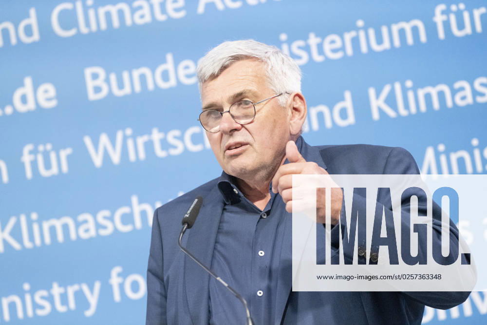 Pressestatement Energiestrompreis im Bundeswirtschaftsministerium Jörg Hofmann, Erster Vorsitzender Gewerkschaft IG Metall;Pressestatement Energiestrompreis im Bundeswirtschaftsministerium Jörg Hofmann, Erster Vorsitzender Gewerkschaft IG Metall, Berlin Berlin Deutschland BMWK