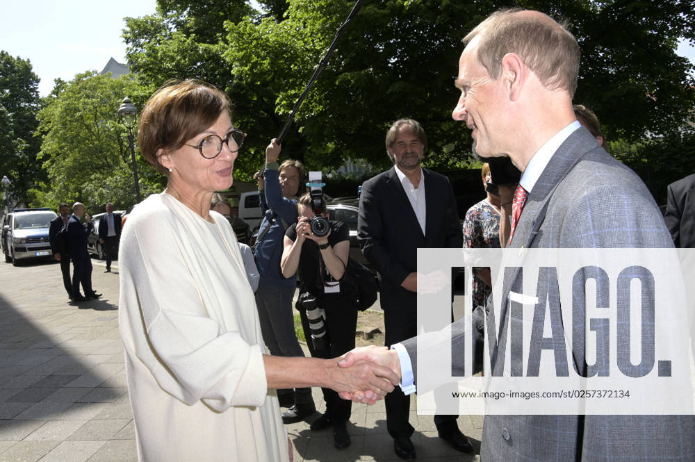 Bettina Stark-Watzinger und Prinz Edward beim Besuch der Schule am Schillerpark im Rahmen der Verleihung des Duke Award im Wedding. Berlin