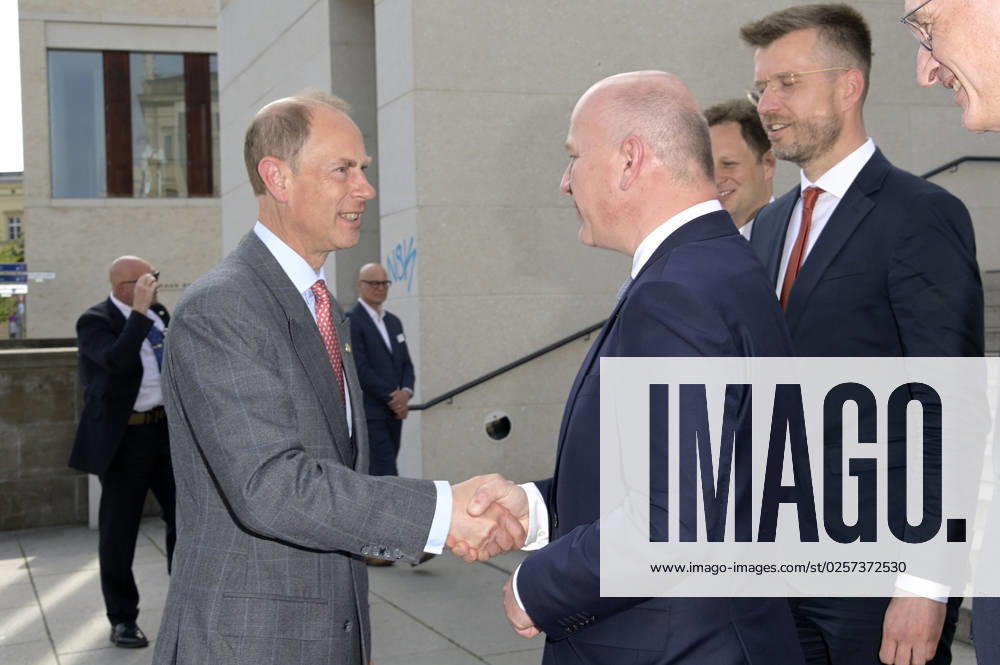Prinz Edward und Kai Wegner bei der Eintragung ins Goldene Buch von Berlin und der Verleihung des The Duke of Edinburghs International Award in Deutschland in der James-Simon-Galerie. Berlin