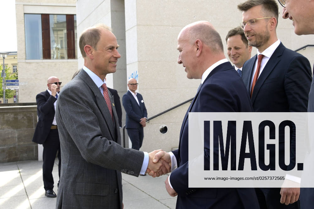 Prinz Edward und Kai Wegner bei der Eintragung ins Goldene Buch von Berlin und der Verleihung des The Duke of Edinburghs International Award in Deutschland in der James-Simon-Galerie. Berlin