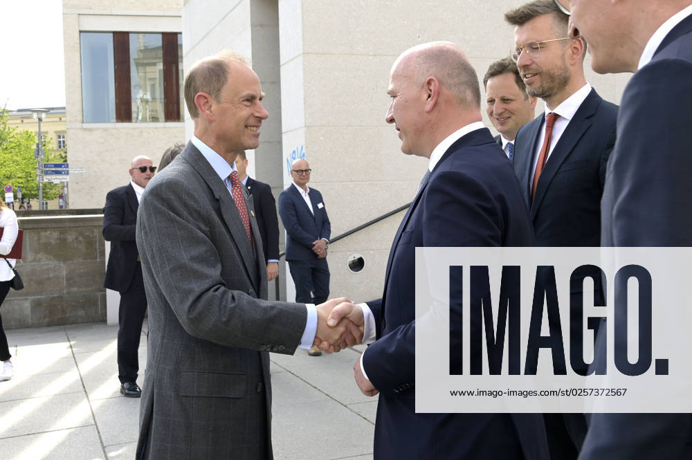 Prinz Edward und Kai Wegner bei der Eintragung ins Goldene Buch von Berlin und der Verleihung des The Duke of Edinburghs International Award in Deutschland in der James-Simon-Galerie. Berlin