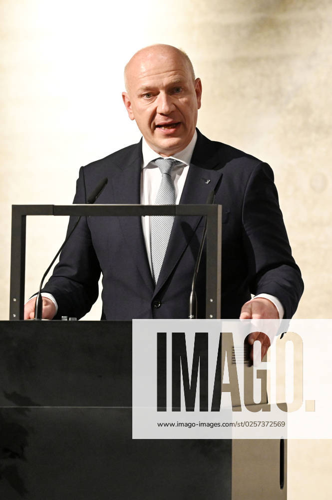 Kai Wegner bei der Eintragung von Prinz Edward ins Goldene Buch von Berlin und der Verleihung des The Duke of Edinburghs International Award in Deutschland in der James-Simon-Galerie. Berlin