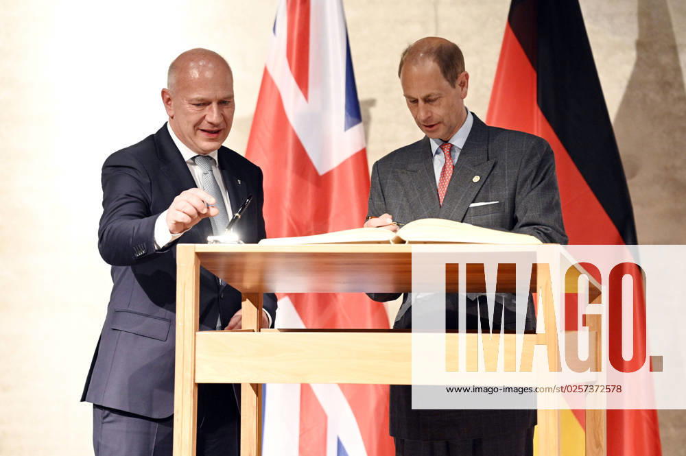 Kai Wegner und Prinz Edward bei der Eintragung ins Goldene Buch von Berlin und der Verleihung des The Duke of Edinburghs International Award in Deutschland in der James-Simon-Galerie. Berlin