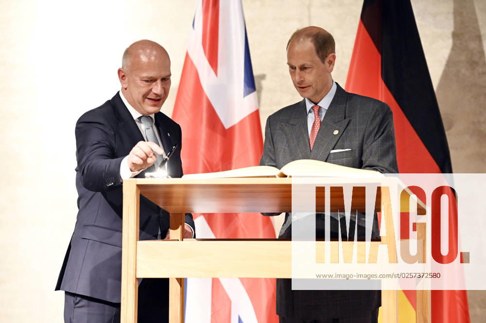 Kai Wegner und Prinz Edward bei der Eintragung ins Goldene Buch von Berlin und der Verleihung des The Duke of Edinburghs International Award in Deutschland in der James-Simon-Galerie. Berlin