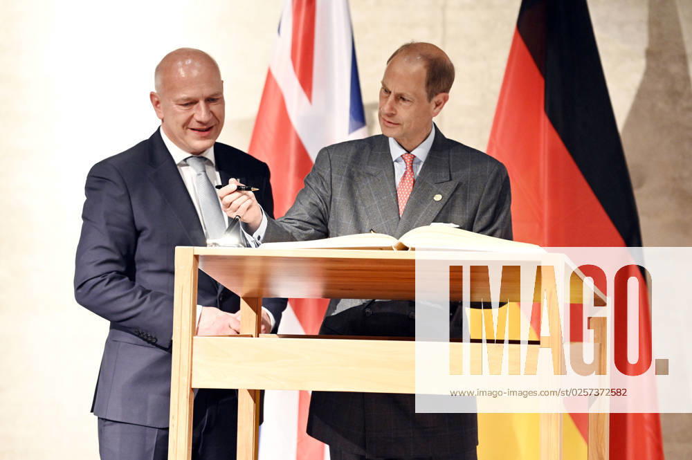 Kai Wegner und Prinz Edward bei der Eintragung ins Goldene Buch von Berlin und der Verleihung des The Duke of Edinburghs International Award in Deutschland in der James-Simon-Galerie. Berlin