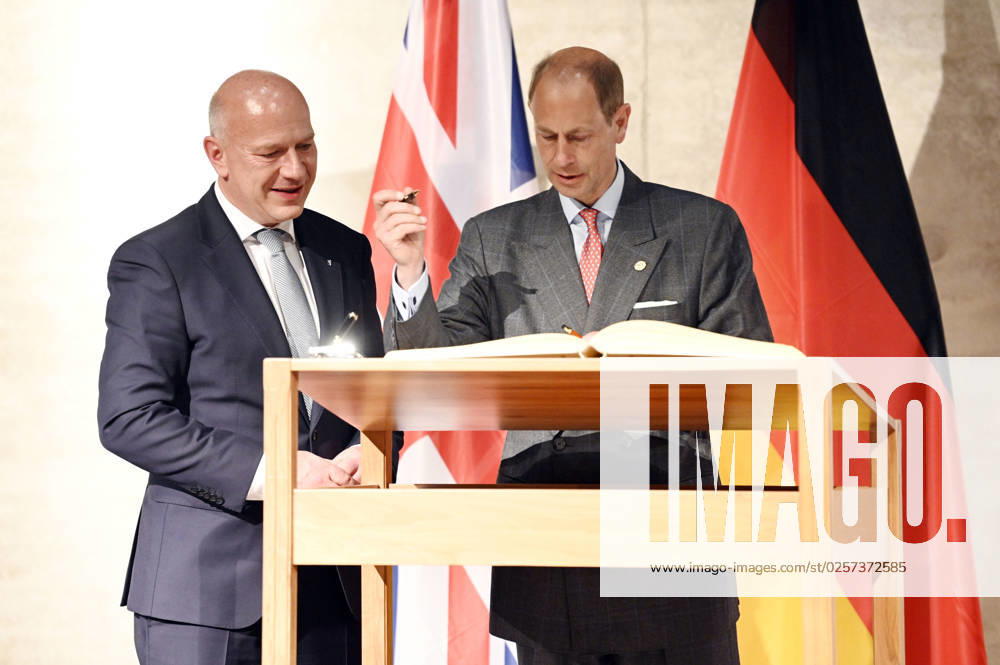 Kai Wegner und Prinz Edward bei der Eintragung ins Goldene Buch von Berlin und der Verleihung des The Duke of Edinburghs International Award in Deutschland in der James-Simon-Galerie. Berlin
