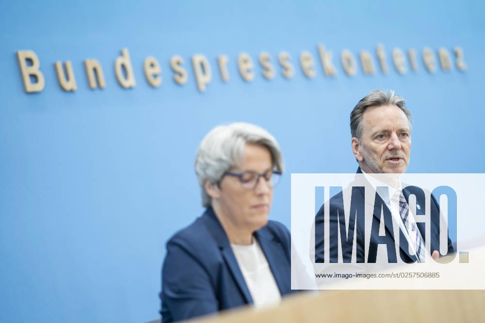 Bundespressekonferenz in Berlin - Vorstellung der Zahlen kindlicher Gewaltopfer Auswertung der Polizeilichen Kriminalstatistik 2022 - Kerstin Claus, Unabhängige Beauftragte für Fragen des sexuellen Kindesmissbrauchs UBSKM mit Holger Münch, Präsident Bundeskriminalamt BKA;Bundespressekonferenz in Berlin - Vorstellung der Zahlen kindlicher Gewaltopfer Auswertung der Polizeilichen Kriminalstatistik 2022 - Kerstin Claus, Unabhängige Beauftragte für Fragen des sexuellen Kindesmissbrauchs UBSKM mit Holger Münch, Präside, Berlin Berlin Deutschland Haus der Bundespressekonferenz