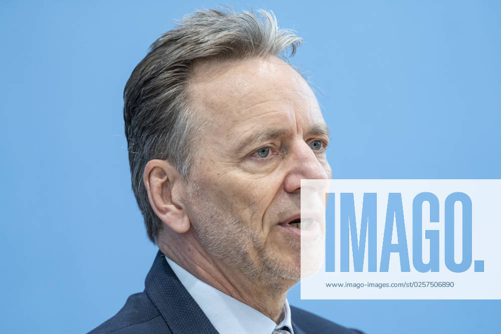 Bundespressekonferenz in Berlin - Vorstellung der Zahlen kindlicher Gewaltopfer Auswertung der Polizeilichen Kriminalstatistik 2022 - Holger Münch, Präsident Bundeskriminalamt BKA;Bundespressekonferenz in Berlin - Vorstellung der Zahlen kindlicher Gewaltopfer Auswertung der Polizeilichen Kriminalstatistik 2022 - Holger Münch, Präsident Bundeskriminalamt BKA, Berlin Berlin Deutschland Haus der Bundespressekonferenz