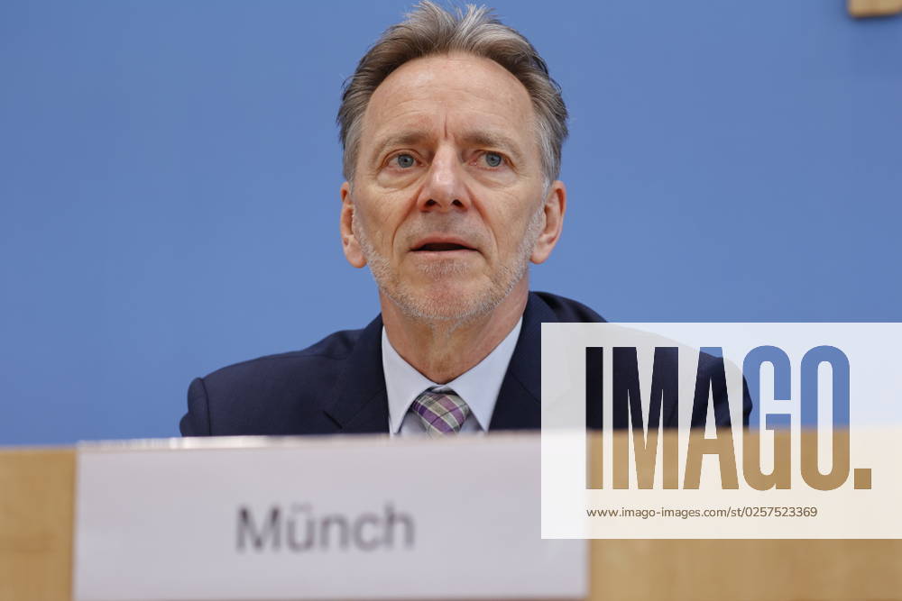 Holger Münch, Präsident des Bundeskriminalamtes (BKA), Deutschland, Berlin, Bundespressekonferenz, Thema: Vorstellung der Zahlen kindlicher Gewaltopfer – Auswertung der Polizeilichen Kriminalstatistik 2022