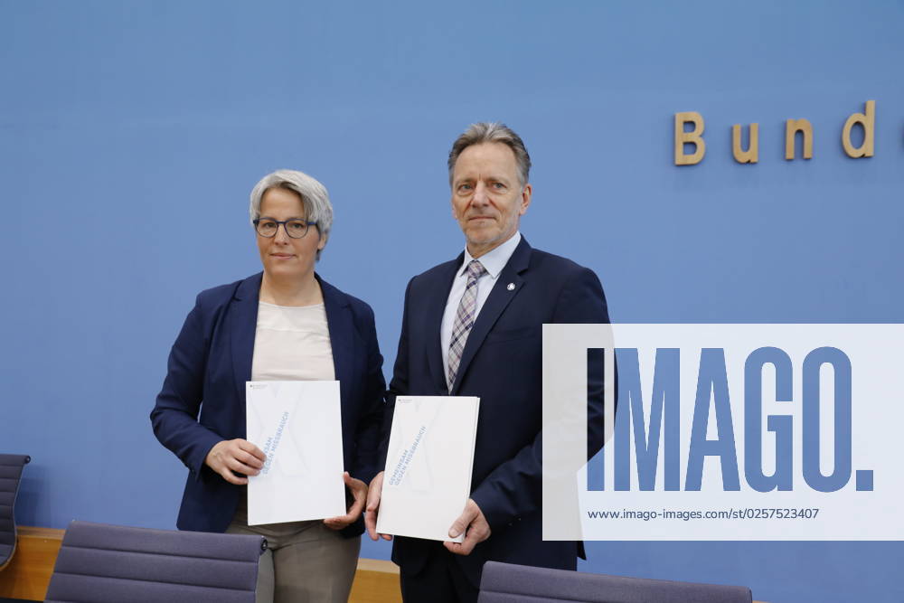 Holger Münch, Präsident des Bundeskriminalamtes (BKA), Deutschland, Berlin, Bundespressekonferenz, Thema: Vorstellung der Zahlen kindlicher Gewaltopfer – Auswertung der Polizeilichen Kriminalstatistik 2022