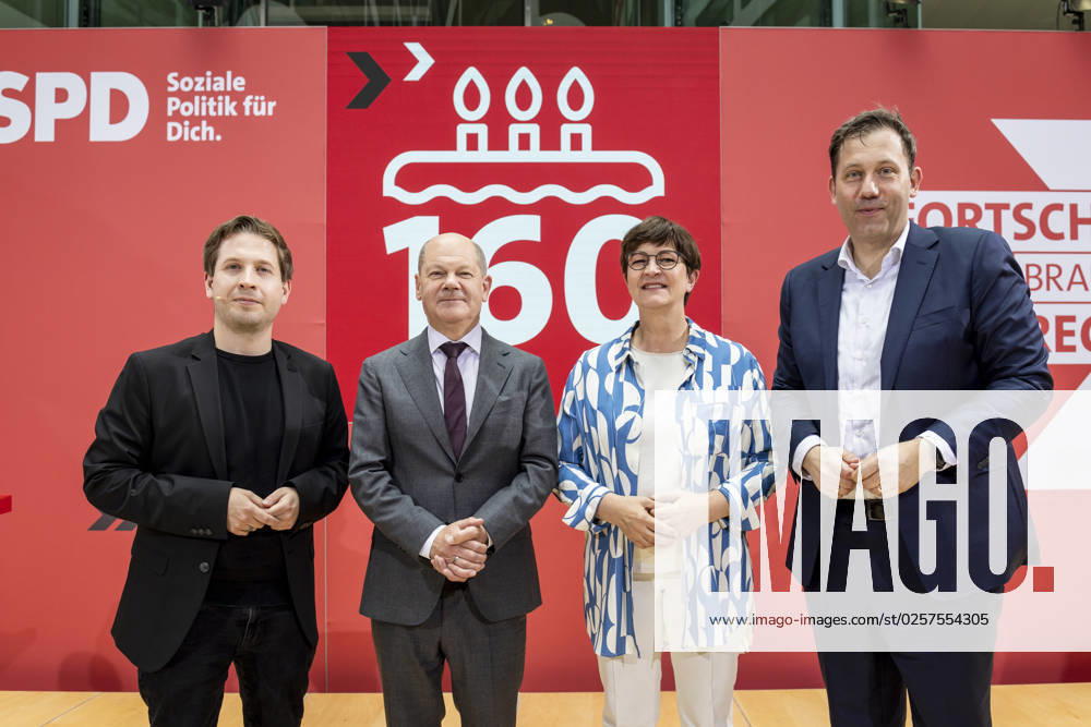 Kevin Kuehnert, SPD-Generalsekretaer, Olaf Scholz (SPD), Bundeskanzler, Saskia Esken, SPD-Vorsitzende, und Lars Klingbeil, Vorsitzender der SPD, aufgenommen bei der Veranstaltung öÄûFortschritt braucht Gerechtigkeit öÄi Seit 160 Jahren Ideen fuer morgenöÄu im Willy Brandt Haus in Berlin, 04.10.2022. Berlin Deutschland