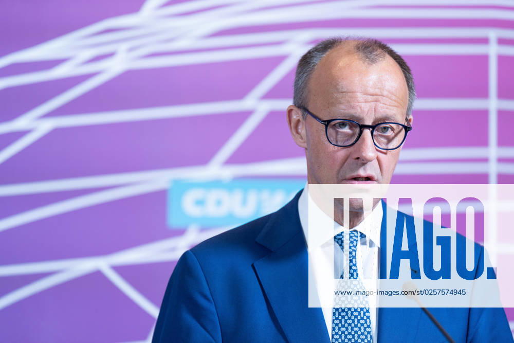 Pressestatement, CDU CSU-Bundestagsfraktion, Friedrich Merz Fraktionssitzung CDU CSU-Bundestagsfraktion, Pressestatement, Vorsitzender CDU und CDU CSU-Bundestagsfraktion Friedrich Merz, Erster stellvertretender Vorsitzender und Vorsitzender CSU im Bundestag Alexander Dobrindt, 23. Mai 2023 Berlin Berlin GER