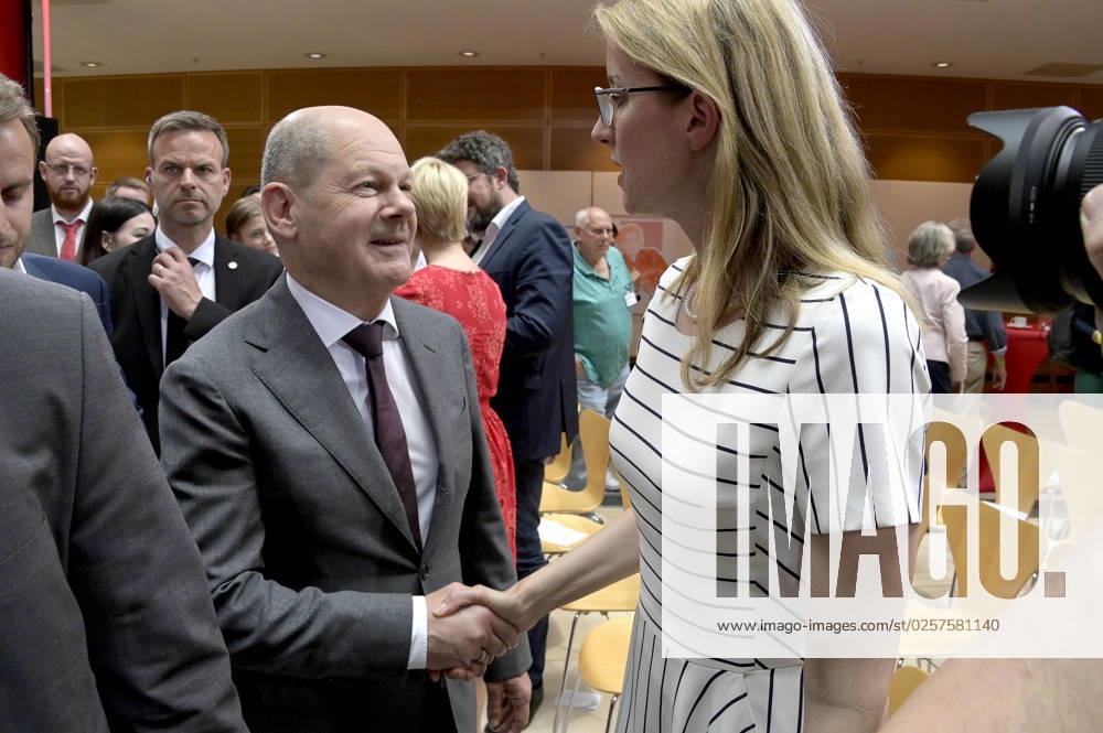 Olaf Scholz und Natalie Pawlik bei der Jubiläumsveranstaltung der SPD Fortschritt braucht Gerechtigkeit - Seit 160 Jahren Ideen für morgen im Willy-Brandt-Haus. Berlin