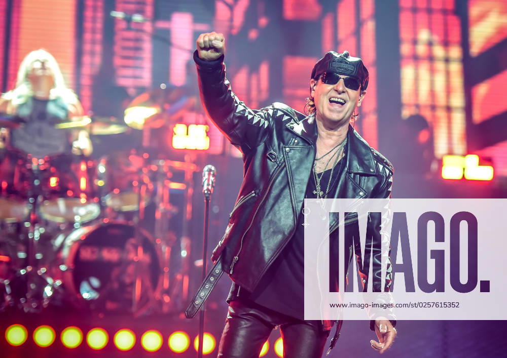 Entertainment Musik, Scorpions - Rock Believer-World Tour, v.l. Deutschland-Tour «Rock Believer-World Tour» der deutschen Rockband Scorpions in der Mercedes Benz Arena Berlin. Klaus Meine (Gesang, l) Berlin