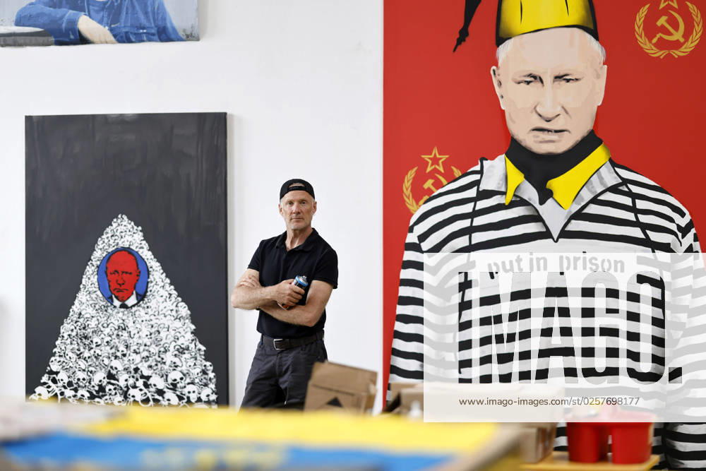 Bananen-Sprayer Thomas Baumgärtel in seinem Atelier in Köln. Der Künstler ist gerade von einer Reise durch die Ukraine zurückgekehrt, wo er Protest-Kunst an verschiedenen Gebäuden und Objekten anbrachte wie etwa zerstörten Panzern. Köln, 23.05.2023 NRW Deutschland