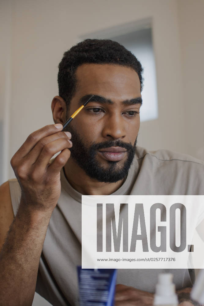 Man using eyebrow pencil at home model released, Symbolfoto property released, EGCF00100