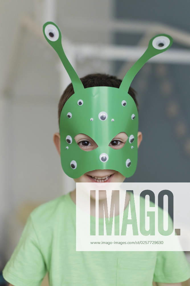 IMAGO Creative, Gesellschaft, Fasching Smiling boy wearing green alien mask model released, Symbolfoto property released, ONAF00505