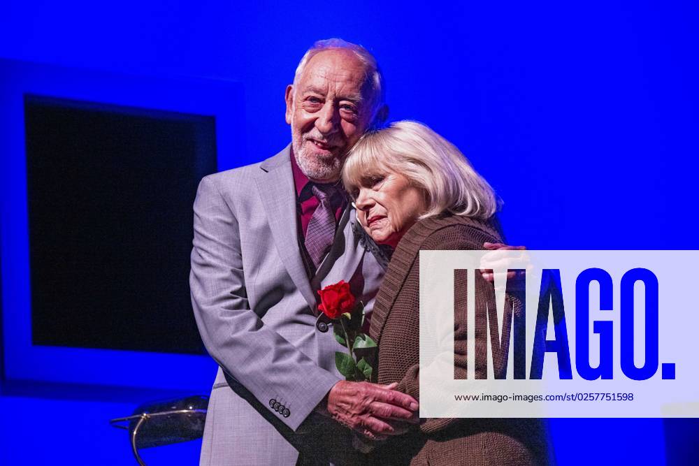 Fotoprobe Theaterstück Love Letters mit Dieter Hallervorden, Theater: Dieter Hallervorden (l) spielt als Andrew zusammen mit Dagmar Biener (r) in dem Theaterstück Love Letters - Liebesbriefe - von A. R. Turney im Schlosspark Theater in Berlin. Die Premiere findet am 27. Mai statt. Berlin Schlosspark Theater Berlin Deutschland