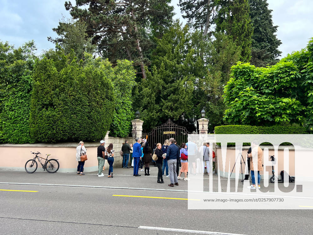Küsnacht, Zürich, Schweiz, Europa, Welt - Impressionen am Wohnhaus von Pop-Star Tina Turner am Zürichsee, die im Alter von 83 Jahren verstarb. Nachbarn und Fans legen Blumen und Wünsche vor dem Tor ihres privaten Anwesens.