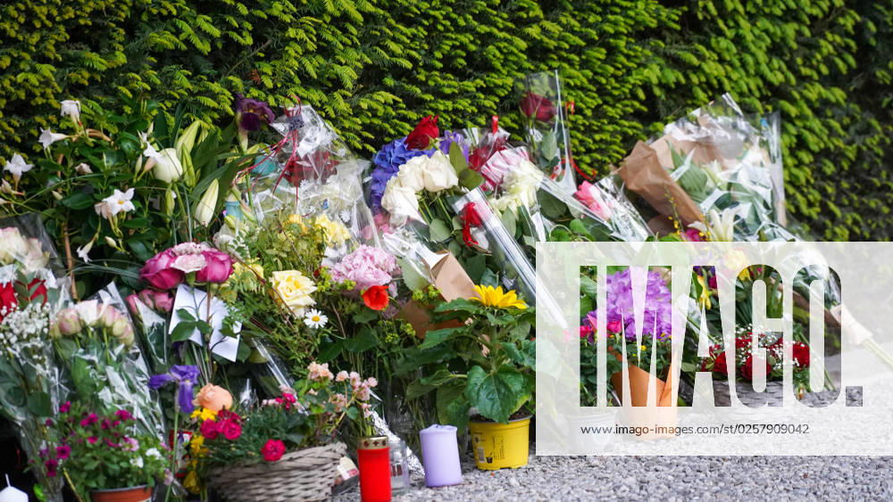 Küsnacht, Zürich, Schweiz, Europa, Welt - Impressionen am Wohnhaus von Pop-Star Tina Turner am Zürichsee, die im Alter von 83 Jahren verstarb. Nachbarn und Fans legen Blumen und Wünsche vor dem Tor ihres privaten Anwesens.