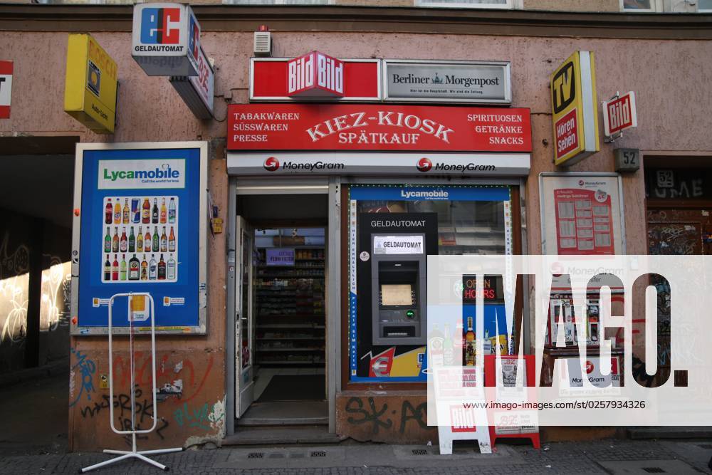 Spätkauf mit Geldautomat in Berlin-Kreuzberg, Deutschland, Werbung für Lycamobile, Moneygram am 13.02.2016