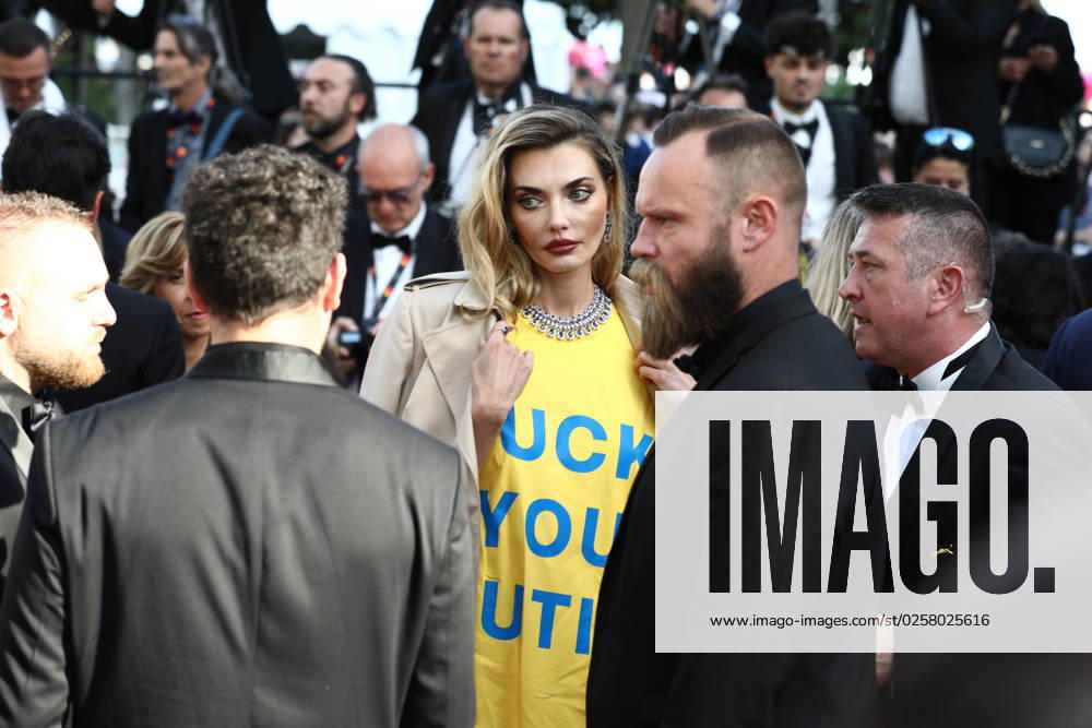 Bilder des Jahres 2023, Entertainment 05 Mai Entertainment Themen der Woche KW21 May 26, 2023, Cannes, Cote d Azur, France: Security agents forbid ALINA BAIKOVA to show her Fuck You Putin t-shirt as she was meant to attend the screening of The Old Oak during the 76th Annual Cannes Film Festival at Palais des Festivals on May 26, 2023 in Cannes, France Cannes France - ZUMAc179 20230526_zep_c179_061