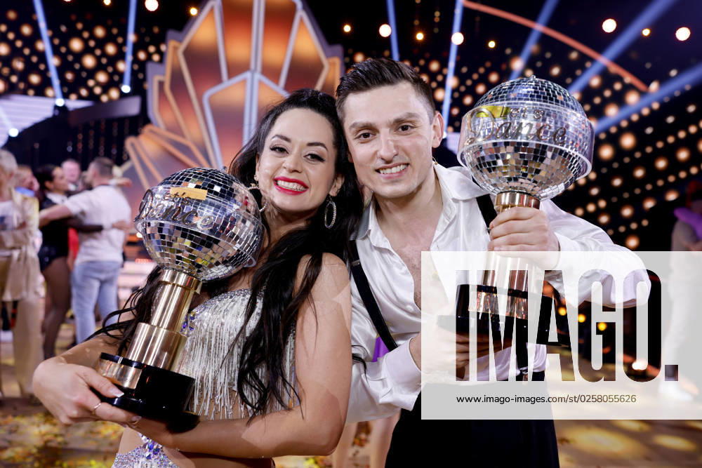Tänzerin Malika Dzumaev und Tänzer Zsolt Sandor Cseke mit Siegerpokalen bei der Profi-Challenge der 16. Staffel der RTl-Tanzshow Let s Dance in den MMC-Studios. Das Tanzpaar konnte den Wettbewerb in diesem Jahr gewinnen. Köln, 26.05.2023 NRW Deutschland