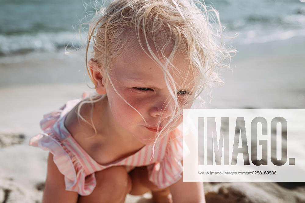 Child playing on beach with windblown hair Panama City Beach, Florida, United States CR_WEKW230524EC-1194646-01 ,model released, Symbolfoto