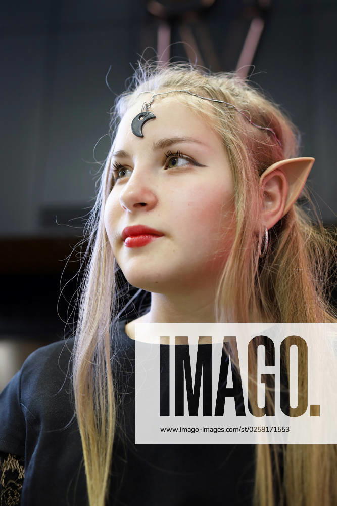 IMAGO Creative, Gesellschaft, Fasching A teenage girl in the image of an elf at a movie night party Angarsk, Irkutsk Oblast, Russia R_MAKU230202-1119635-01 ,model released, Symbolfoto