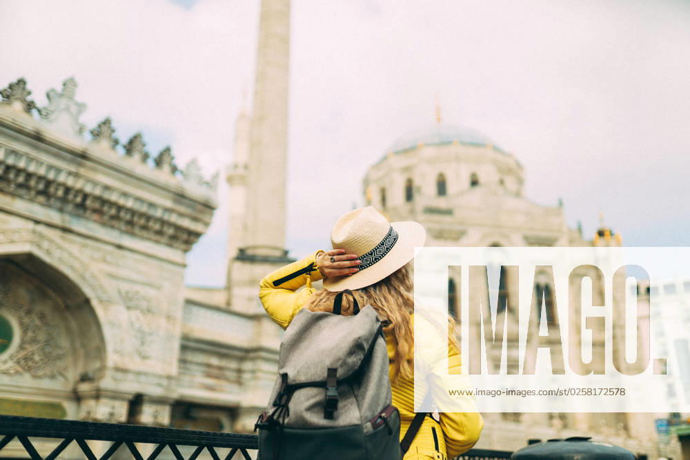 IMAGO Creative, Jahreszeit Sommer, Sonnenschutz Young beautiful girl traveler in a hat with a backpack ?stanbul, ?stanbul, Türkiye R_PUZV230524-1186754-01 ,model released, Symbolfoto