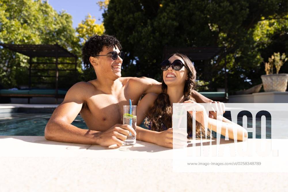 IMAGO Creative, Jahreszeit Sommer, Sonnenschutz Biracial cheerful young couple wearing sunglasses with lemonade standing in swimming pool Biracial cheerful young couple wearing sunglasses with lemonade standing in swimming pool. Copy space, unaltered, love, togetherness, lifestyle, enjoyment, summer and weekend activities., model released, , property released, Cape Town, South Africa, 2023-01-25T22:00:00.000Z, 4045412.jpg, people,biracial,cheerful,young couple,wearing,sunglass,lemonade,standing,swimming pool,copy space,unaltered,love,togetherness,lifestyle,enjoyment,summer,weekend activity,happy,happiness,young,smiling,adult,fun,leisure,person,beautiful,smile,together,portrait,attractive,joy,nature,family,couple,casual,outdoor,swimming,pool,copy,space,weekend,activity Young Adult,Man,Ma