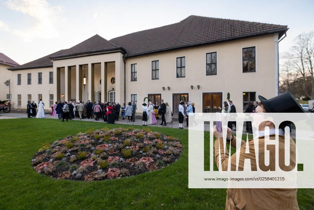 Hochzeitsfeier nach 150 Jahren Nachgestellte Trauung von Georg und Helene in der Villa Feodora Vor 150 Jahren, am 18. März 1873 heiratet der Meininger Theaterherzog die Schauspielerin Helen Franz. Heimlich lässt man sich in Bad Liebenstein trauen. Bad Liebenstein Thüringen DEUTSCHLAND