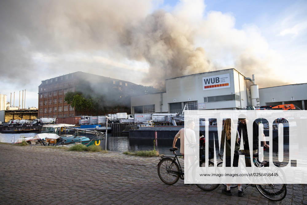 Grossbrand bei der Wertstoffunion in Neukölln in Berlin am 31. Mai 2023. Brand in Neukölln
