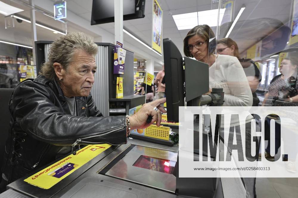 Peter Maffay wird Kassierer bei Netto und unterstützt damit eine Spendenaktion für die Peter Maffay Stiftung