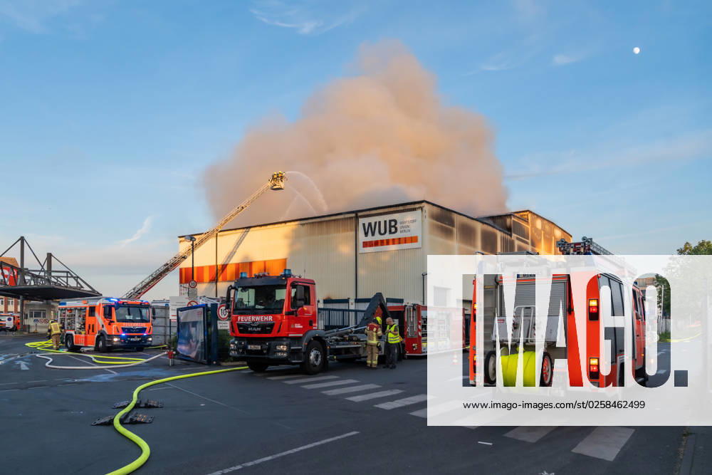 Berlin,GER, - Seit dem frühen Abend gibt es einen Großbrand in Berlin-Neukölln. Es brennt eine Lagerhalle bei einem Abfallentsorger..