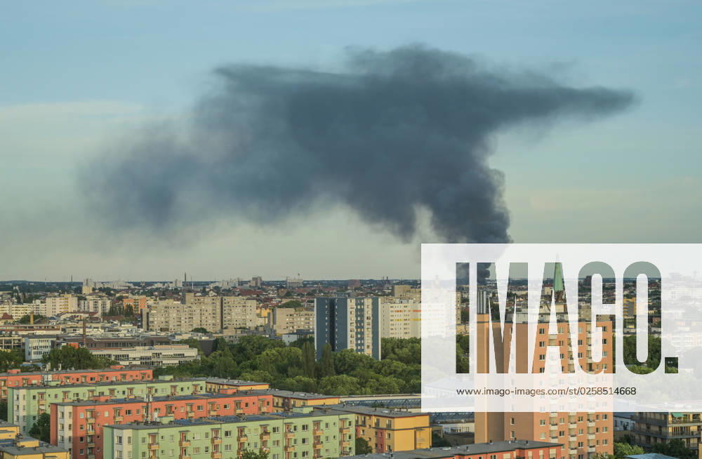 Brand einer Lagerhalle in der Lahnstraße in Neukölln. Rauchentwicklung ist weithin erkennbar, Berlin, Deutschland