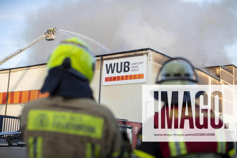 Großbrand in Lagerhalle bei einem Abfallentsorger, Die Berliner Feuerwehr ist bei einem Lagerhallenbrand eines Recyclingbetriebes mit über 120 Kräften seit dem frühen Mittwochabend im Einsatz. Laut eines Sprechers der Berliner Feuerwehr ist eine Lagerhalle mit 5000qm in mehreren Abschnitten in Brand geraten und vom Feuer betroffen, weshalb die Löscharbeiten die gesamte Nacht über andauerten. Berlin Berlin Deutschland
