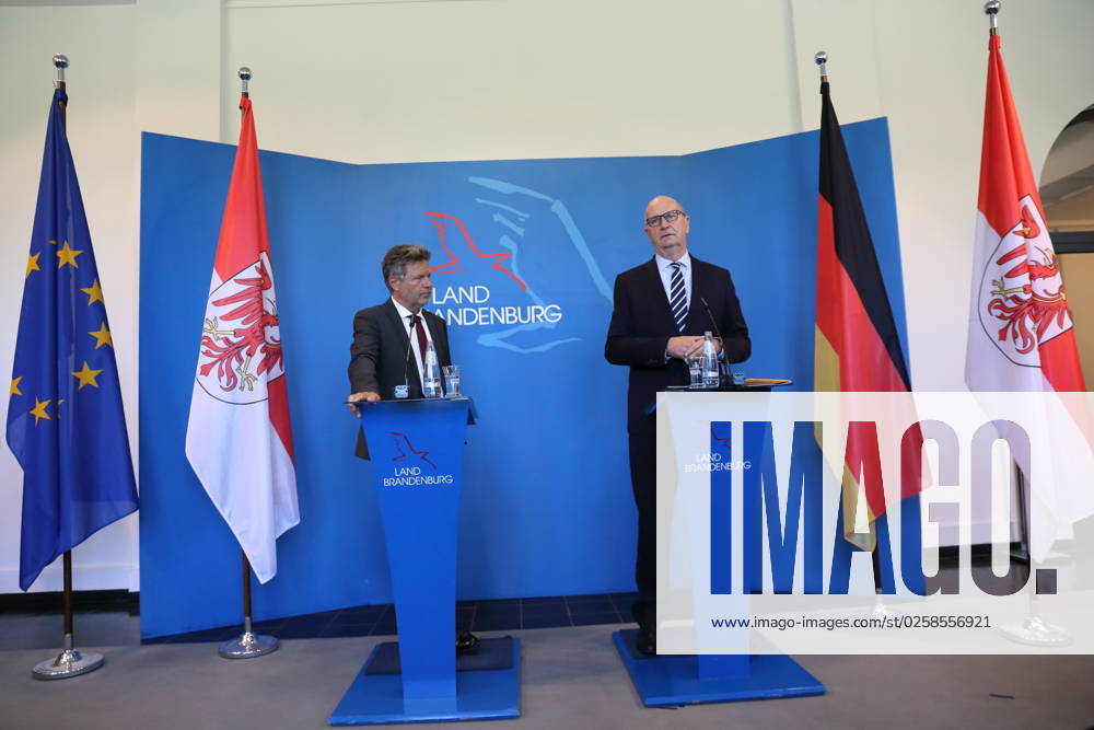 Robert Habeck (Bündnis 90 Die Grünen, Bundesminister für Wirtschaft und Klimaschutz) und Dietmar Woidke (SPD, Ministerpräsident Brandenburg), v.l., während einer Pressekonferenz zu Strukturentwicklung und Kohleausstieg in der Lausitz, Staatskanzlei, Potsdam, 1. Juni 2023. Ministerpräsident Woidke empfängt Bundeswirtschaftsminister Habeck