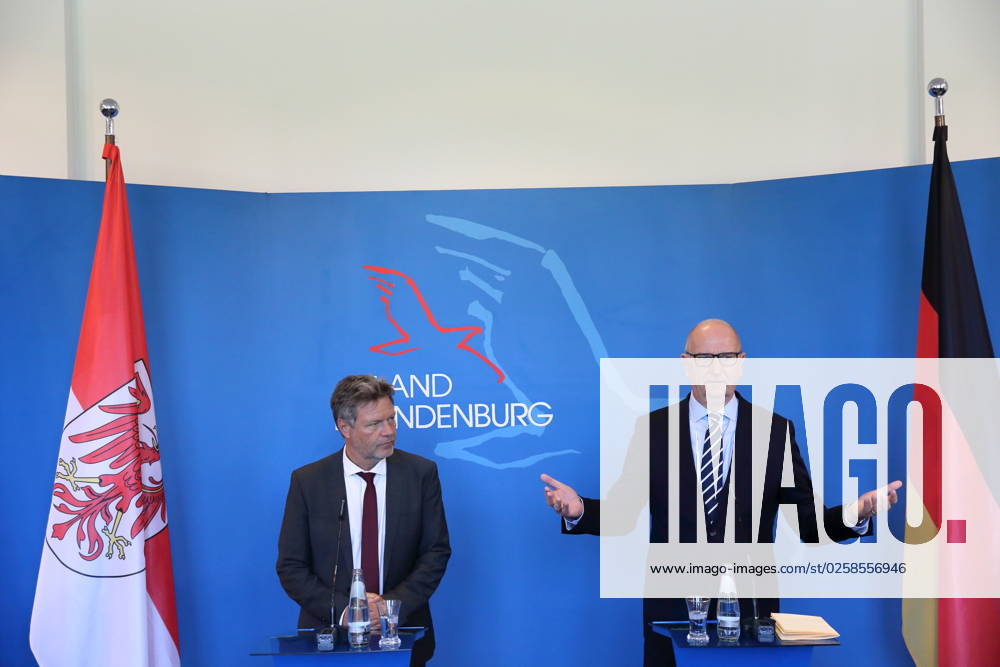 Robert Habeck (Bündnis 90 Die Grünen, Bundesminister für Wirtschaft und Klimaschutz) und Dietmar Woidke (SPD, Ministerpräsident Brandenburg), v.l., während einer Pressekonferenz zu Strukturentwicklung und Kohleausstieg in der Lausitz, Staatskanzlei, Potsdam, 1. Juni 2023. Ministerpräsident Woidke empfängt Bundeswirtschaftsminister Habeck