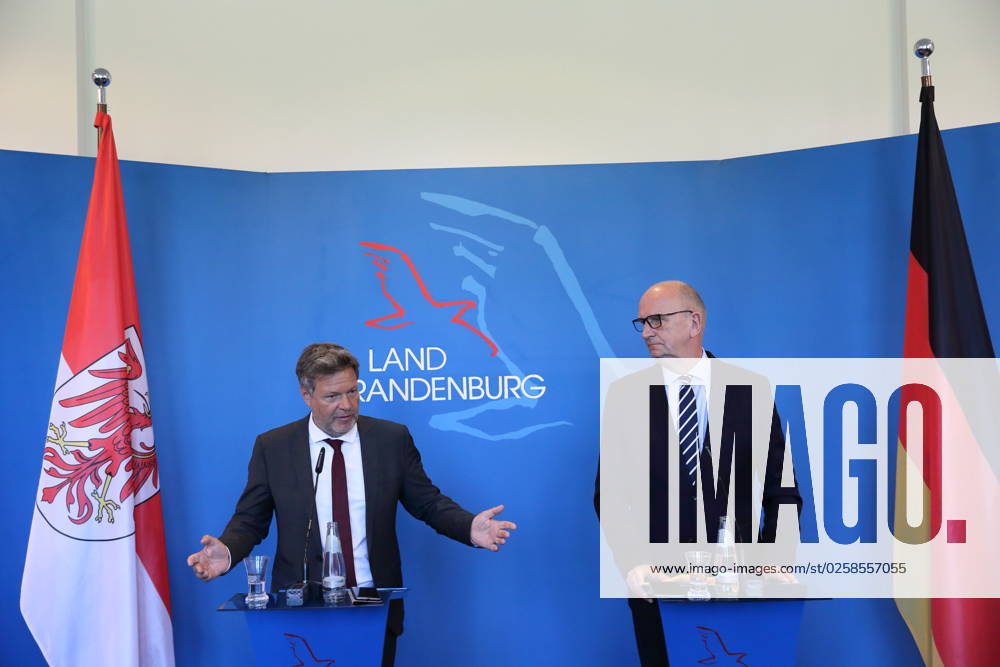 Robert Habeck (Bündnis 90 Die Grünen, Bundesminister für Wirtschaft und Klimaschutz) und Dietmar Woidke (SPD, Ministerpräsident Brandenburg), v.l., während einer Pressekonferenz zu Strukturentwicklung und Kohleausstieg in der Lausitz, Staatskanzlei, Potsdam, 1. Juni 2023. Ministerpräsident Woidke empfängt Bundeswirtschaftsminister Habeck