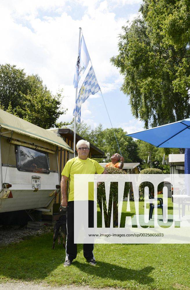 Werner Lorant beim Spaziergang am Campingwagen eines Freundes mit 1860 Fahne und blauen Zelt am Campingplatz in Waging am See. Werner Lorant beim Spaziergang am Campingwagen eines Freundes mit 1860 Fahne und blauen Zelt am Campingplatz in Waging am See.