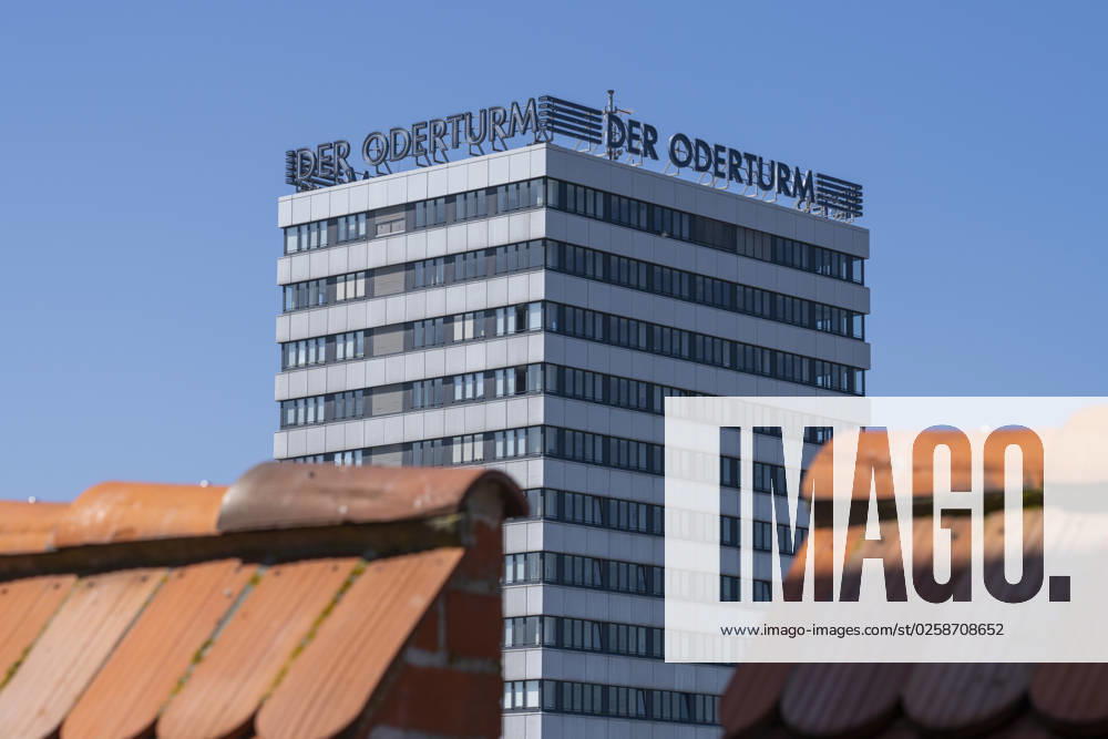 Der 25-stöckige Oderturm in Frankfurt (Oder) ist ein Wahrzeichen der Stadt. . Das Bürohochhaus wurde zwischen 1968 und 1976 errichtet. Die Leuchtreklame Der Oderturm auf dem Dach des Hauses ist weithin sichtbar.