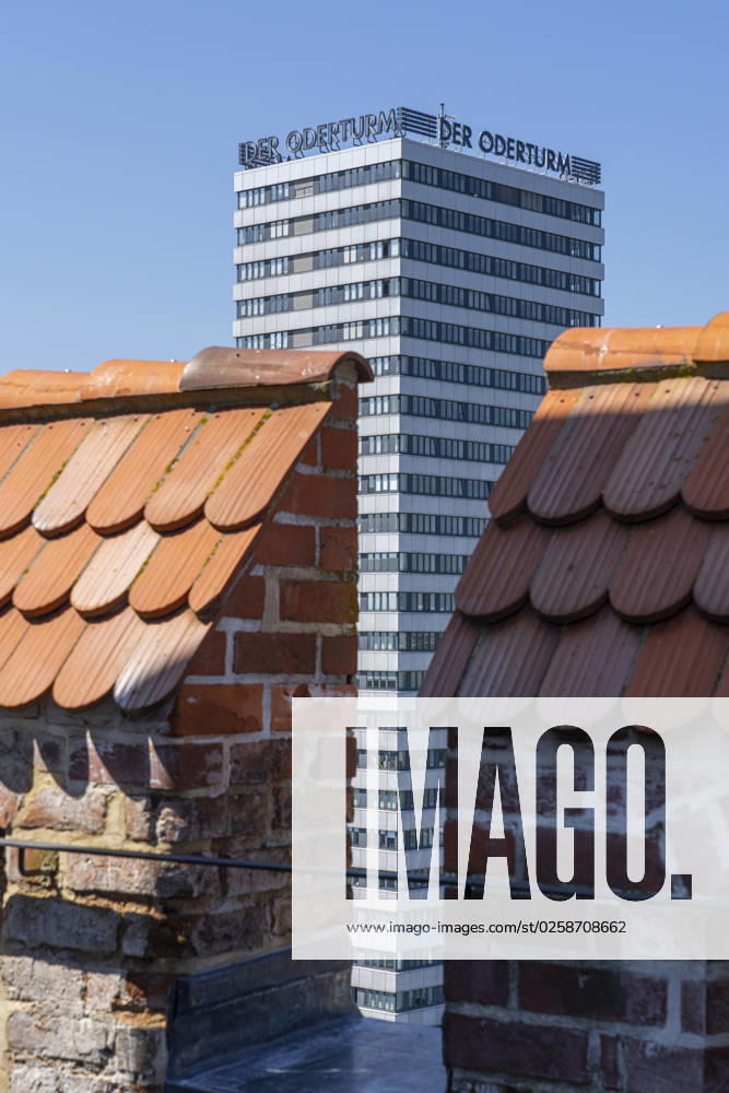 Der 25-stöckige Oderturm in Frankfurt (Oder) ist ein Wahrzeichen der Stadt. . Das Bürohochhaus wurde zwischen 1968 und 1976 errichtet. Die Leuchtreklame Der Oderturm auf dem Dach des Hauses ist weithin sichtbar.