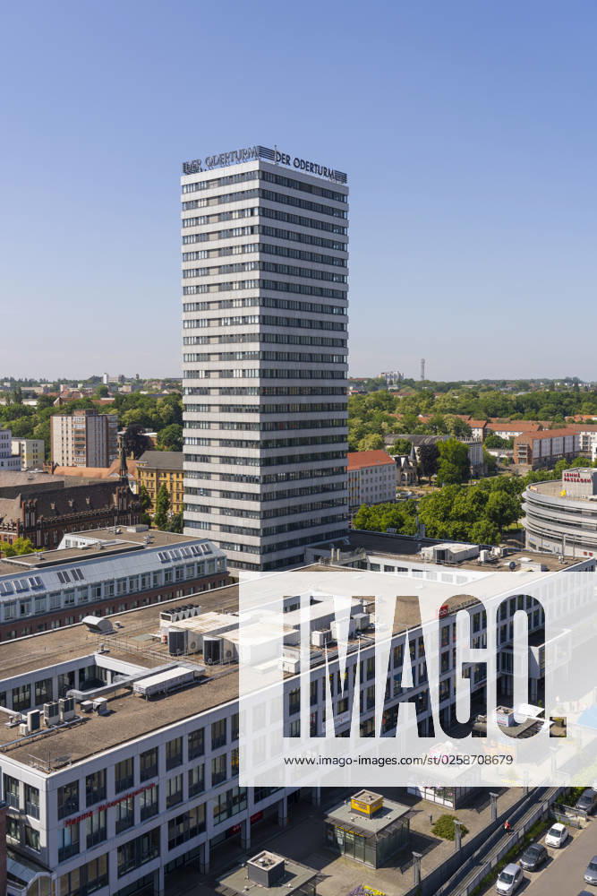 Der 25-stöckige Oderturm in Frankfurt (Oder) ist ein Wahrzeichen der Stadt. . Das Bürohochhaus wurde zwischen 1968 und 1976 errichtet. Die Leuchtreklame Der Oderturm auf dem Dach des Hauses ist weithin sichtbar.
